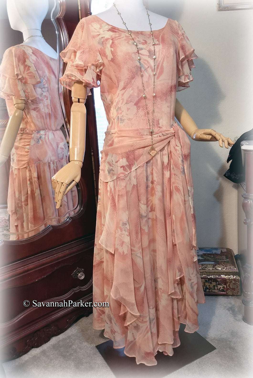 Gorgeous Vintage 20s-30s Inspired Silk Chiffon Designer Nancy Johnson Peaches and Cream Super Feminine Garden Party Dress Vintage Sz 8